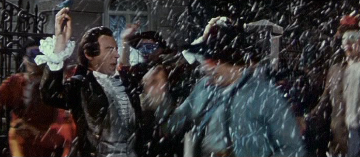 In the 1960 movie version Malicorne (l.) is pushed into the gutter by the mob. (Photo: Screenshot from the DEFA film)