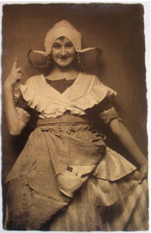 Ida Russka as "Das Hollandweibchen" in the world-premiere production in Vienna, 1920. (Photo: Archive of the Operetta Research Center)