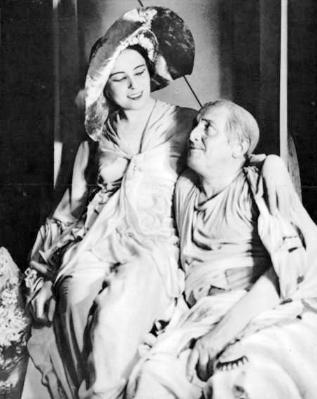 Jarmila Novotná as Helena and Hans Moser as Ménélas in "La Belle Hélène" directed by Max Reinhardt in Berlin, 1931. (Photo: Gudenberg)