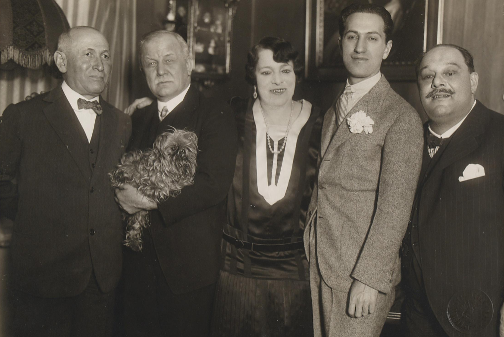 Franz Lehár (2nd from left) with his wife Sophie and George Gershwin when he visited Vienna in 1928. (Photo: Atelier Willinger / Theatermuseum Wien)