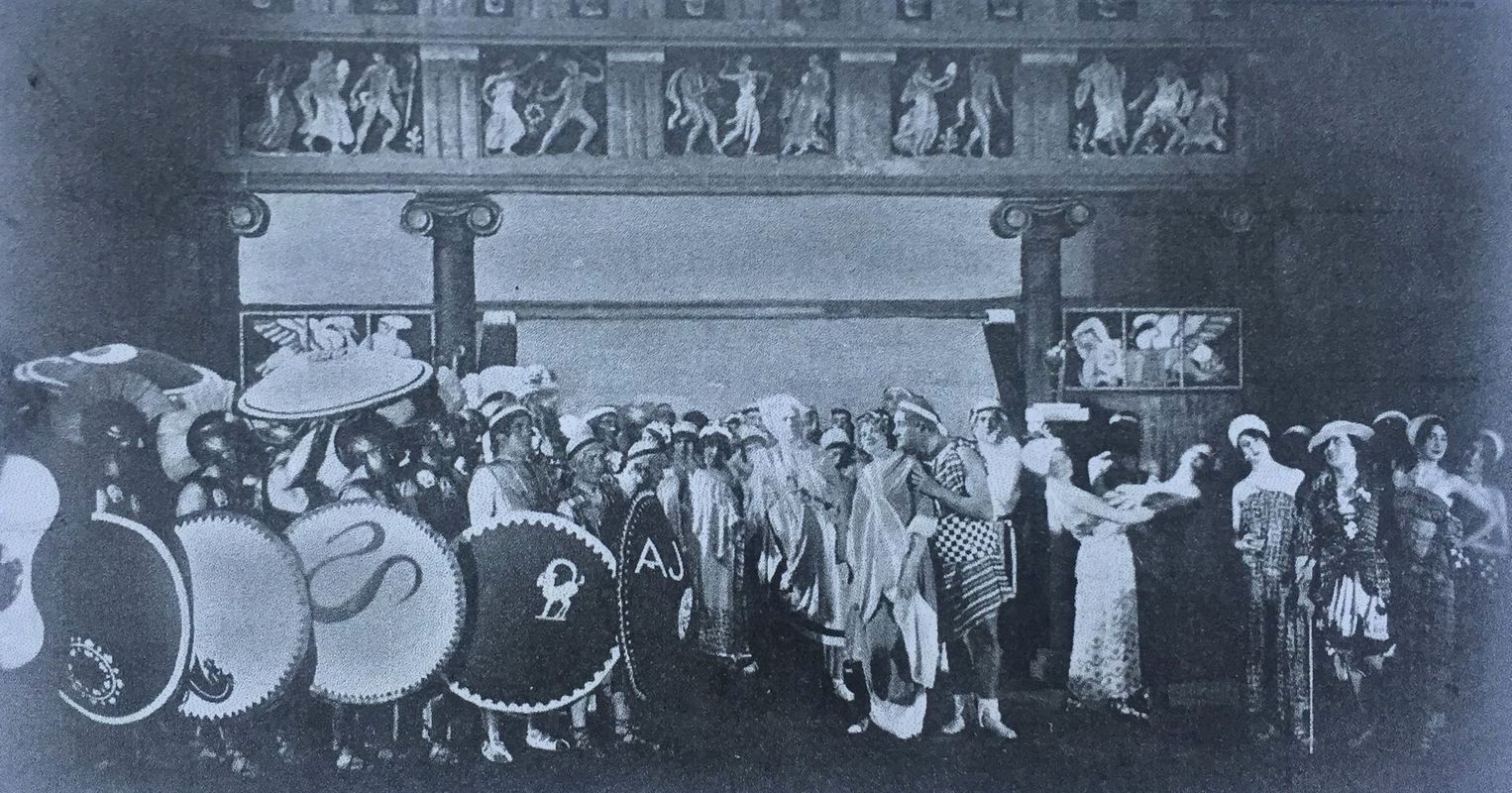 Akt 2 aus "Die schöne Helena", inszeniert vo  Max Reinhardt in München, 1911. (Foto: Jos. Paul Böhm, aus Laurence Senelicks "Jacques Offenbach and the Making of Modern Culture")