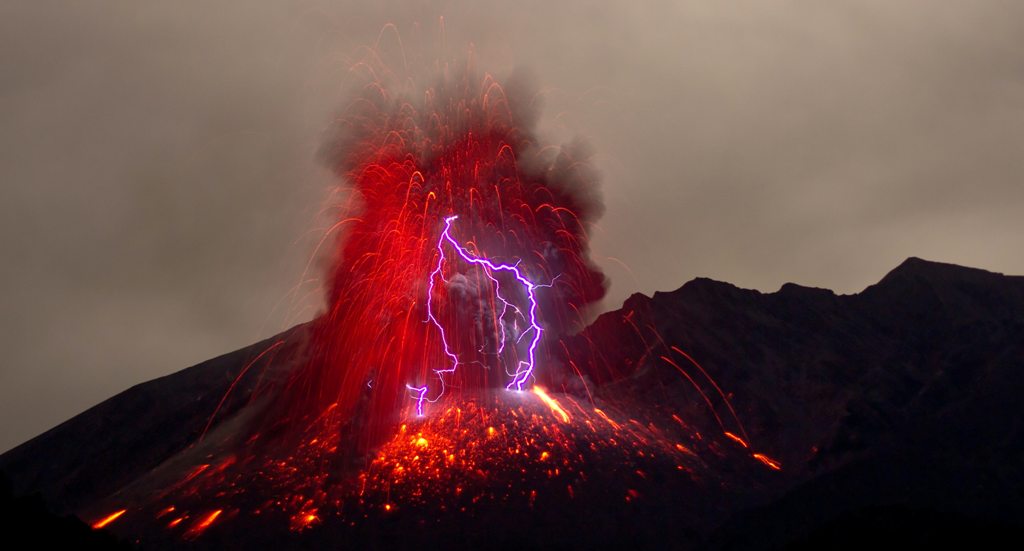An erupting vulcano. (Photo: Marc Szeglat / Unsplash)