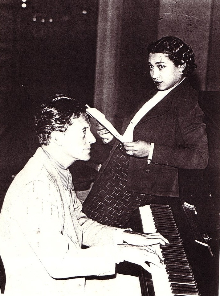 Elisabeth Welch  rehearsing with Ivor Novello at the piano. (Photo: Archive David Slattery-Christy)