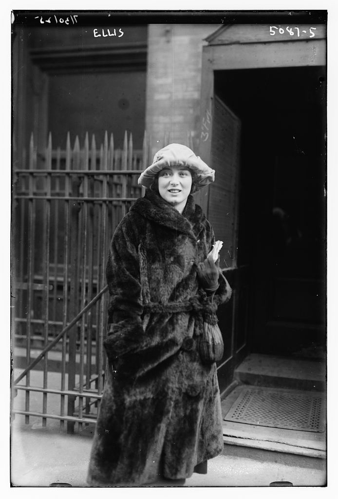 Mary Ellis at the stage door to the Metropolitan Opera in 1920. (Photo: Library of Congress)