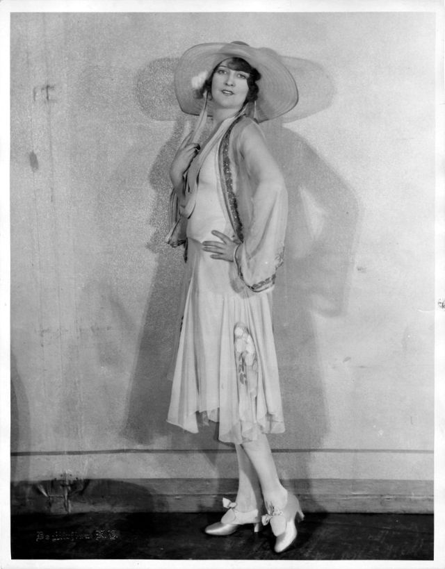 Jeanette MacDonald backstage in a costume for the Broadway show "Sunny Days," 1928. (Photo: N.N. / Wikipedia)