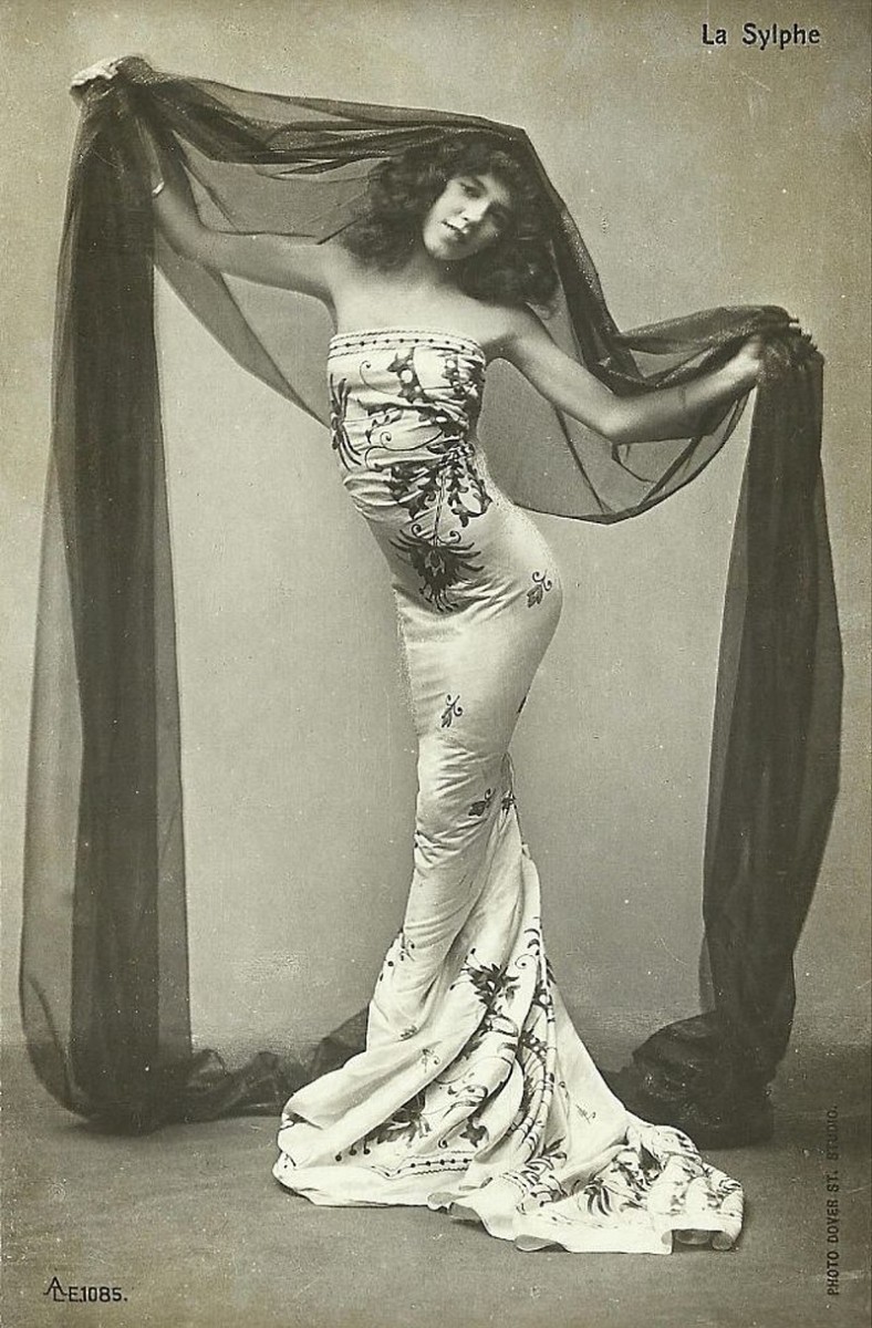 Dancer La Sylphe in the early 20th century. (Photo: Dover St. Studio)