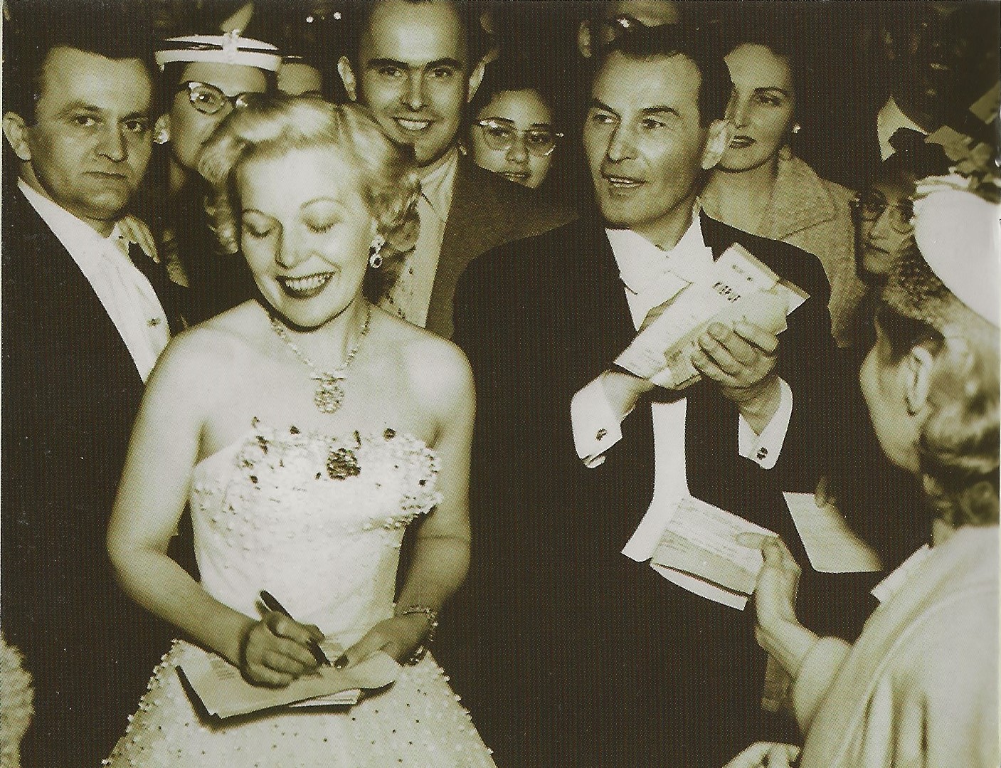Marta Eggerth and Jan Kiepura giving autographs to fans in Detroit after a concert in 1954. (Photo: exil.arte)