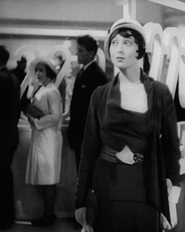 Louis Rainer - who later won two Academy Awards in Hollywood - as Kitty in "Sehnsucht 202." (Photo: Screenshot)