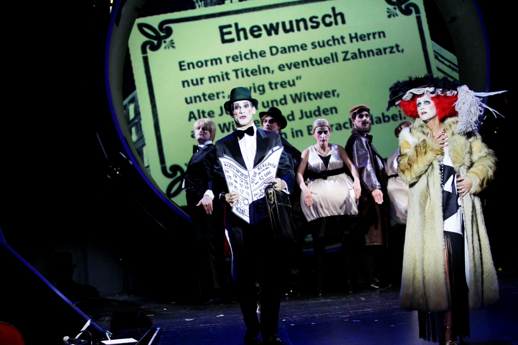 Gorki Theater Streams Alles Schwindel With English Subtitles For Christmas Operetta Research Center