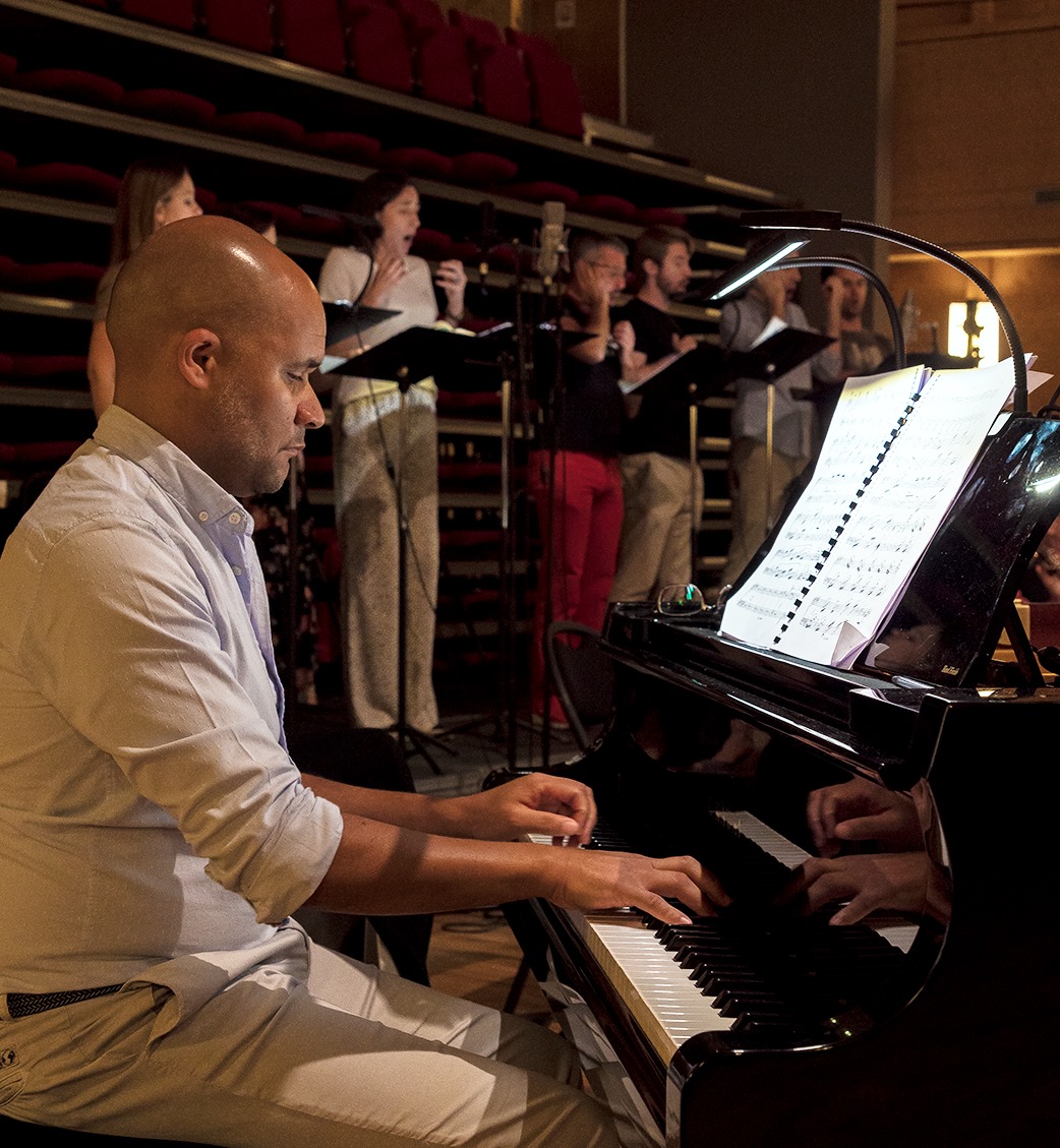 The cast of "Ô mon bel inconnu" during the recording sessions. (Photo: Palazzetto BruZane)
