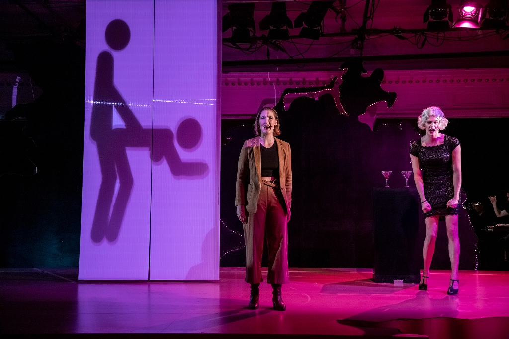 Der Moment der Enthüllung: Veronika de Vries als Regula Hartmann-Hagenbeck (l.) und Joel Zupan als Alina Deutschmann in "Eine Stimme für Deutschland". (Foto: MIZAFO / Neuköllner Oper)