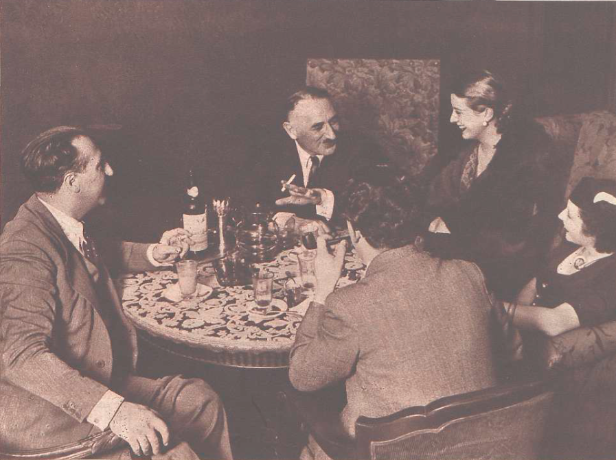 Gilbert with his daughter and secretary in conversation with the Crónica journalist and one of the Teatro de la Zarzuela's impresarios. (Photo: Videa [photographer]. Crónica. Biblioteca Nacional de España)