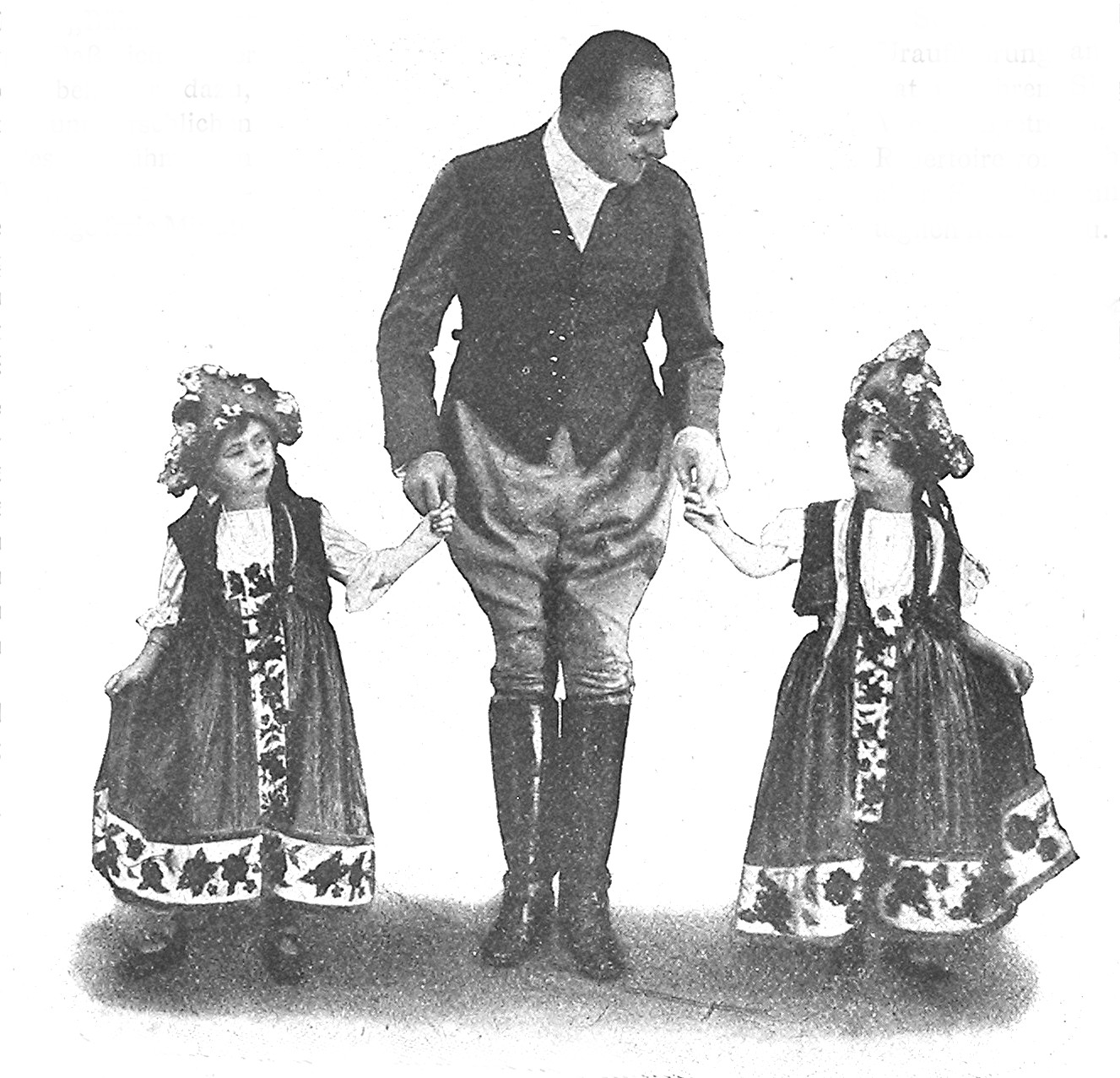 Hubert Marschka as Tassilo with the children of act 1, back in 1924. (Photo: Archive Operetta Research Center)