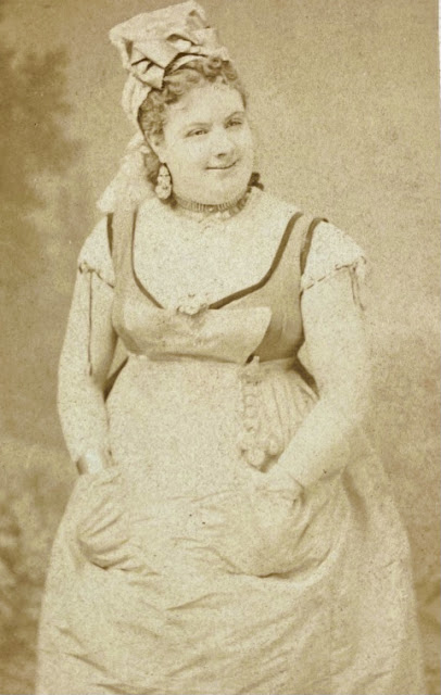 Marie Desclauzas as the oirginal "Fille des Madame Angot." (Photo: Archive Kurt Gänzl)