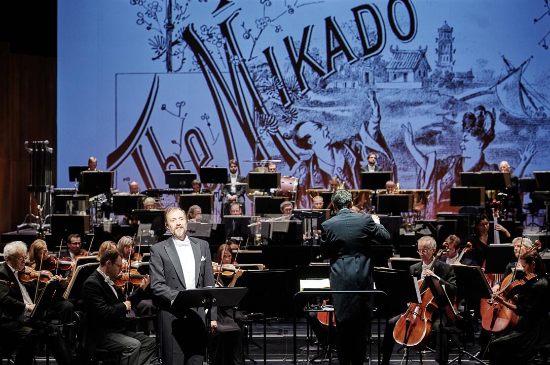 Bryan Rothfuss mit einem Lied aus "The Mikado" in der Staatsoperette Dresden. (Foto: Stephan Floss)