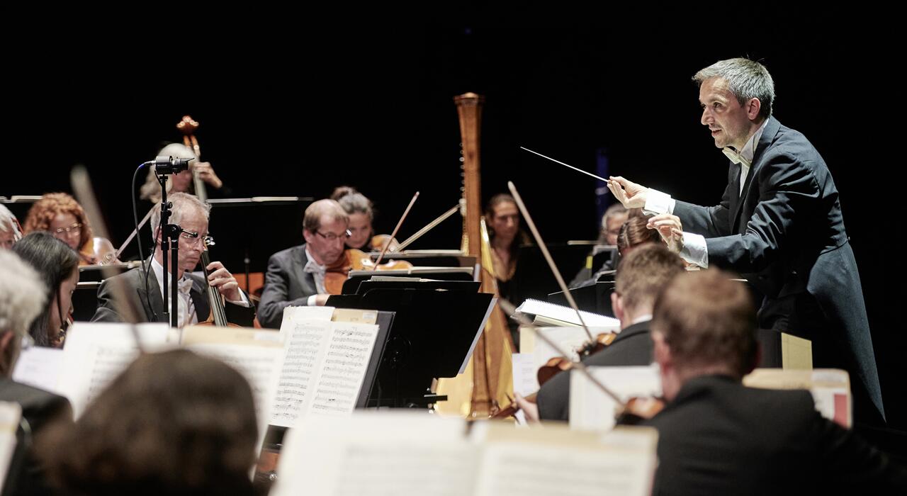 Chefdirigent Johannes Pell und das Orchester der Staatsoperette Dresden. (Foto: Stephan Floss)