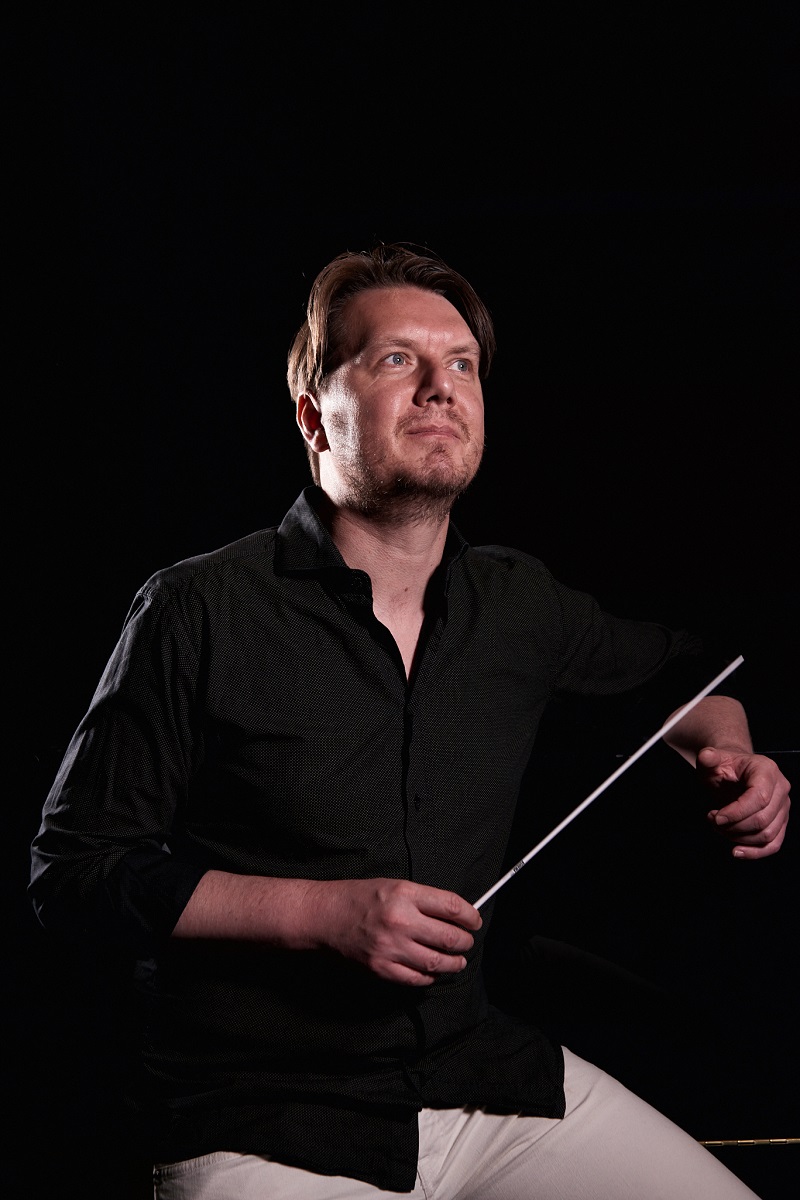 Conductor Burkhard Götze. (Photo: Daniel Wandke / Nikolaisaal)