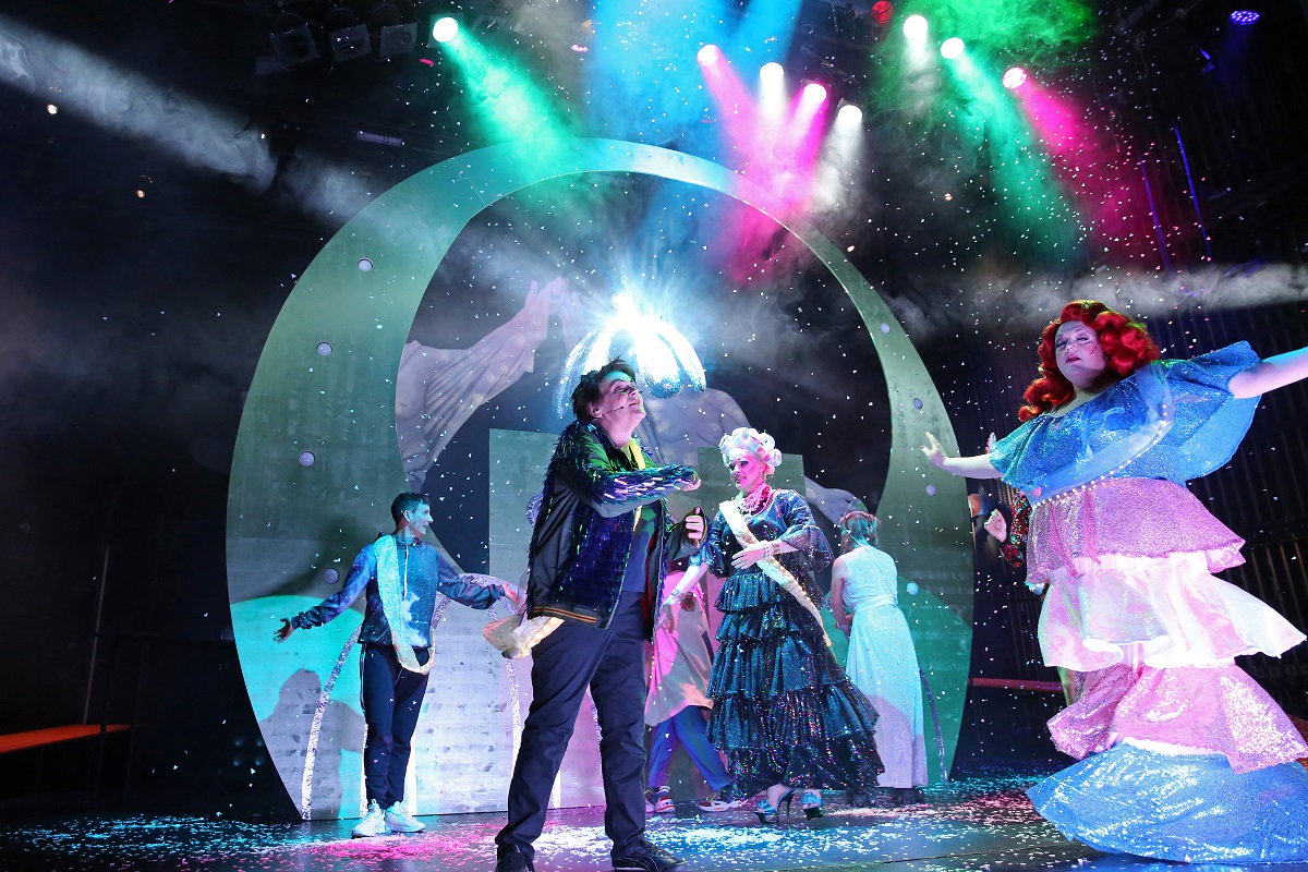 Christiane Rösinger (front left) in a scene from "Planet Egalia" at HAU/Hebbel am Ufer; on the right in a pink and blue dress: Kaey Kiel. (Photo: Dorothea Tuch)