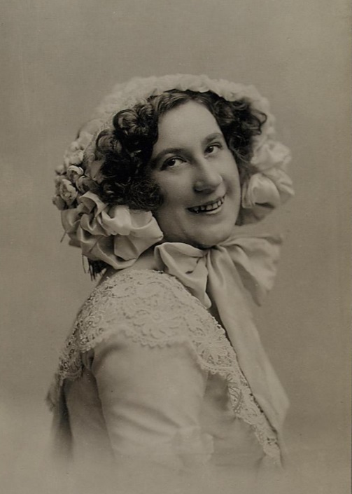 Mizzi Zwerenz as Nanon in  1910. (Photo: Ludwig Gutmann / Theatermuseum Wien)