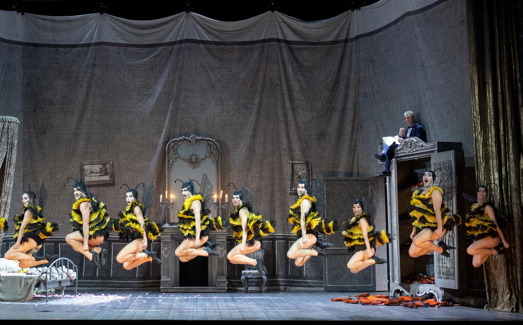 The arrival of Aristée in act 1 is announced by a ballet of bees. Max Hopp sits on top of the furniture and looks on. (Photo: Monika Ritterhaus)