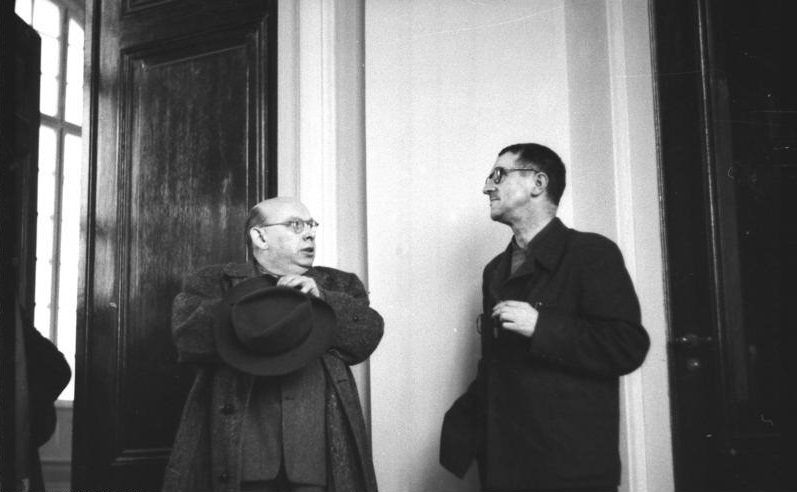 Hanns Eisler (l.) together with Bertolt Brecht in 1950. (Photo: Das Bundesarchiv / Wiki Commons)
