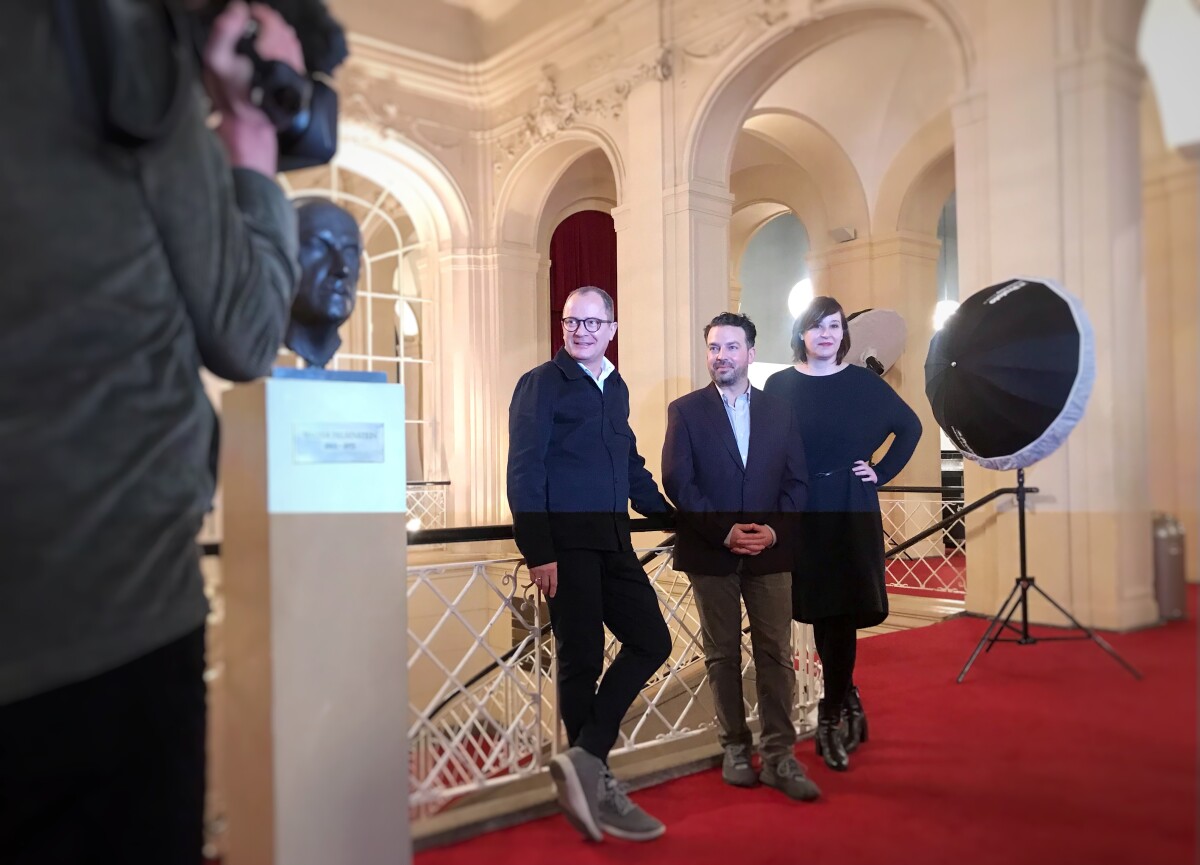 The new artistic dirctors of Komische Oper, Philip Bröking (l.) and Susanne Moser (r.), presented their new music director James Gaffigan to the press. (Photo: Kevin Clarke)