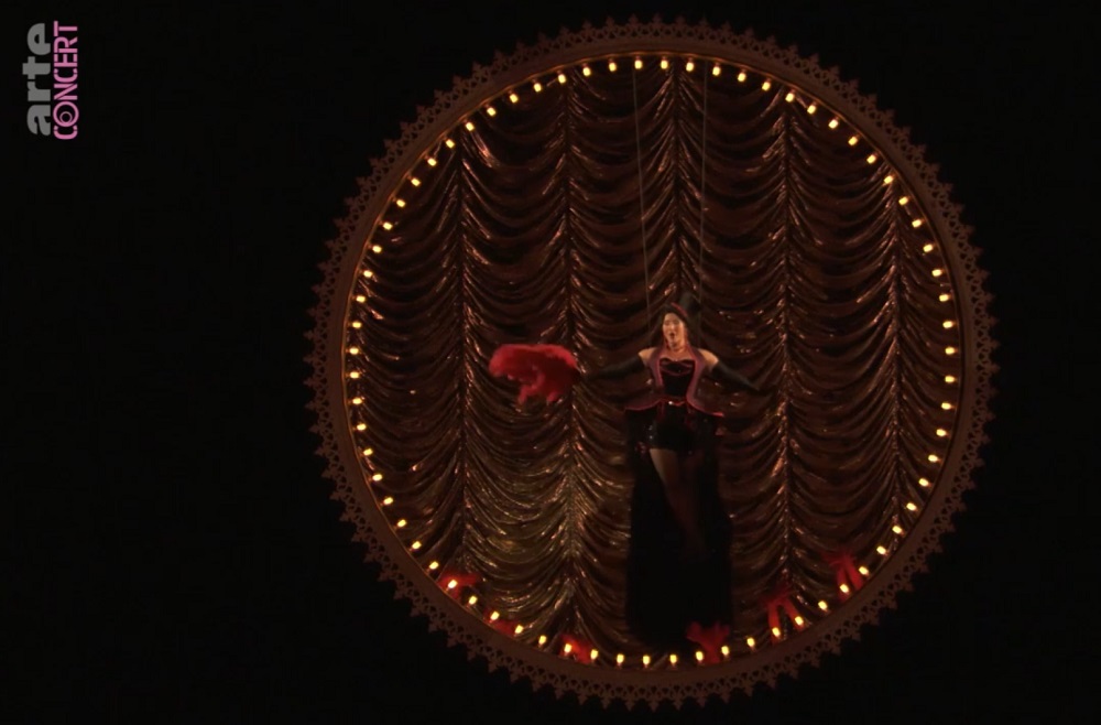 Kathi (Miss Helvetia) in the opening scene of "L'Auberge du cheval blanc" at the Opéra de Lausanne. (Photo: Screenshot /arte)