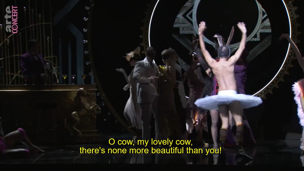 The cowshed scene from "Auberge du cheval blanc" at the Opéra de Lausanne. (Photo: Screenshot /arte) 