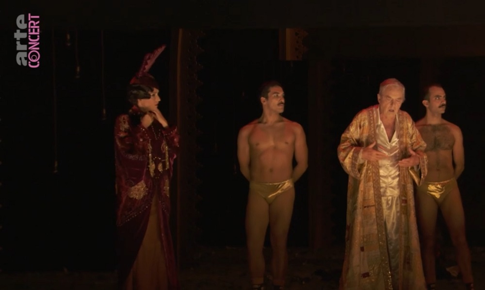 Patrick Lapp (r.) as L’Empereur with his body guards and Fabienne Conrad as Josepha (l.). (Photo: Screenshot /arte)