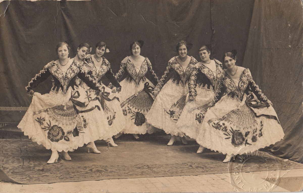 Amparo Saus and Dancing Girls in "Mujeres y flores", the Cuban tryout of "The Land of Joy" at Havana's Teatro Nacional. (Photo: J. Núñez, 1917 / Ignacio Jassa Haro Collection) 