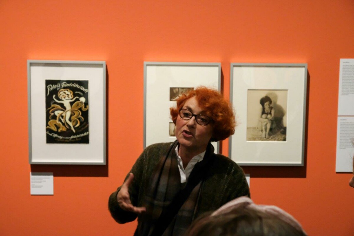 Evelin Förster guiding visitors through the exhibition "Berlin in the Revolution of 1918/19." (Photo: Private)