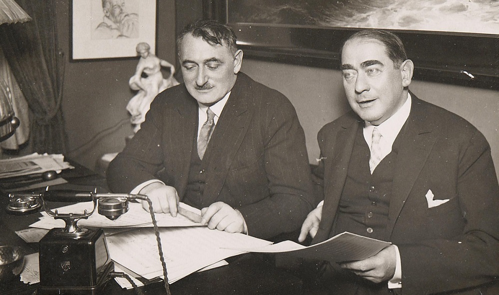 Jeab Gilbert at work with  Gustav Charlé. (Photo: Phot. Willinger, Berlin / Theatermuseum Wien)