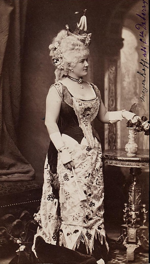 Hermine Meyerhoff as Dubarry in the 1879 production at Theater an der Wien. (Photo: Atelier Rudolf Krziwanek / Theatermuseum Wien)