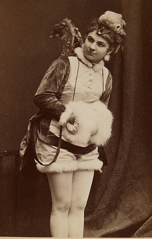 Josefine Zimmermann as a "moon swallow" in "Die Reise zum Mond" in Vienna. (Photo: Theatermuseum Wien)