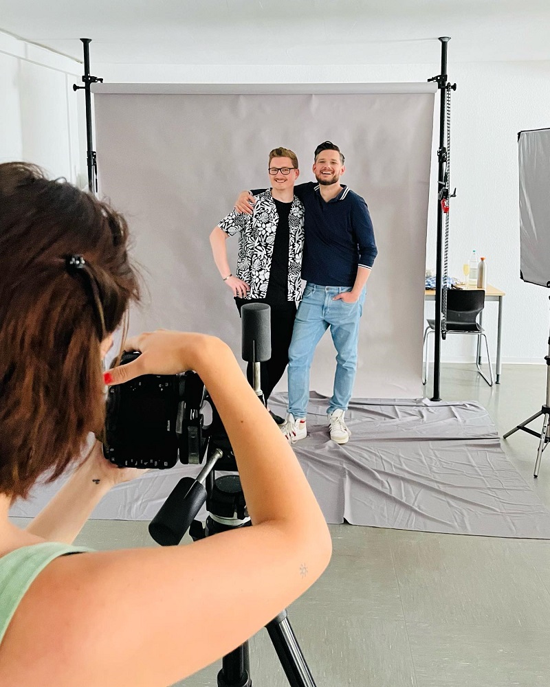 Tim Stolte (r.) and Daniel Philipp Witte being photographed for the Trier production of "Operette für zwei schwule Tenöre". (Photo: Facebook / Tim Stolte)