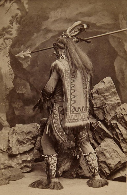 Ferdinand Kracher as "Indianerhäuptling" in "Reise um die Erde in 80 Tagen" at Carltheater. (Photo: Atelier Rudolf Krziwanek / Theatermuseum Wien)