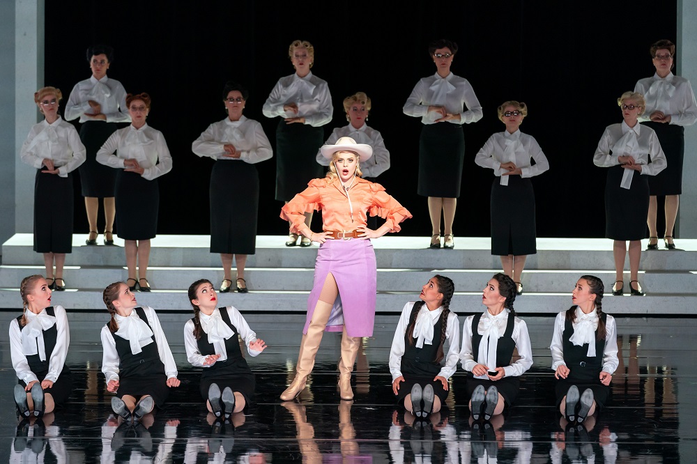 Nicole Lubinger as Alice Couder with her secretaries in "Dollarprinzessin". (Photo: Tom Schulze / Oper Leipzig)