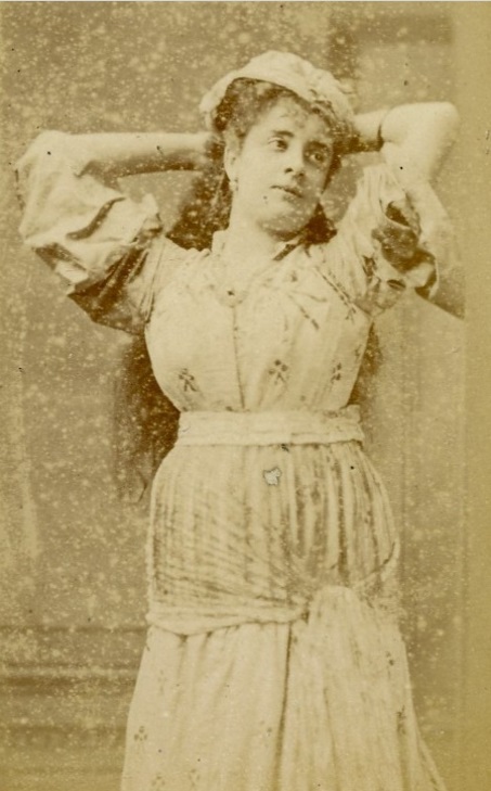 Judic in "Le Timbale d’argent". The exposure of armpits was considered a provocative gesture. (Photo: Gaston & Mathieu, Paris.  Collection Laurence Senelick)