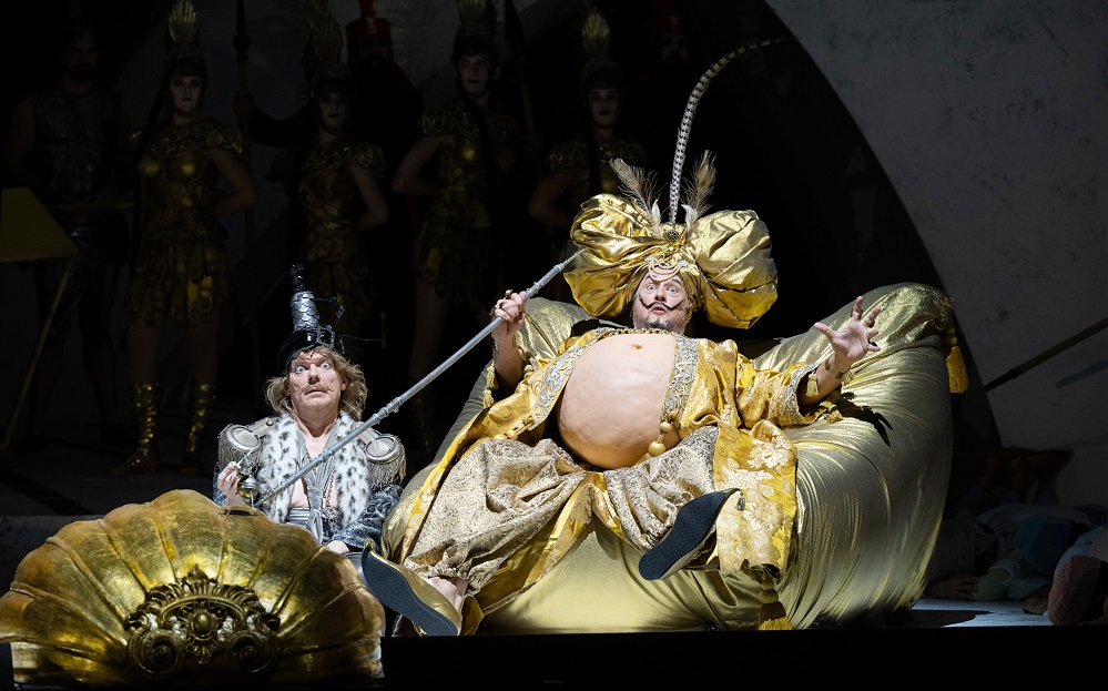 Scene from Offenbach's "Barkouf" in Zurich, a staging by Max Hopp. Seen here are Marcel Beekman as Bababeck (.l.) and Andreas Hörl as the Grand-Mogul. (Photo: Monika Rittershaus)