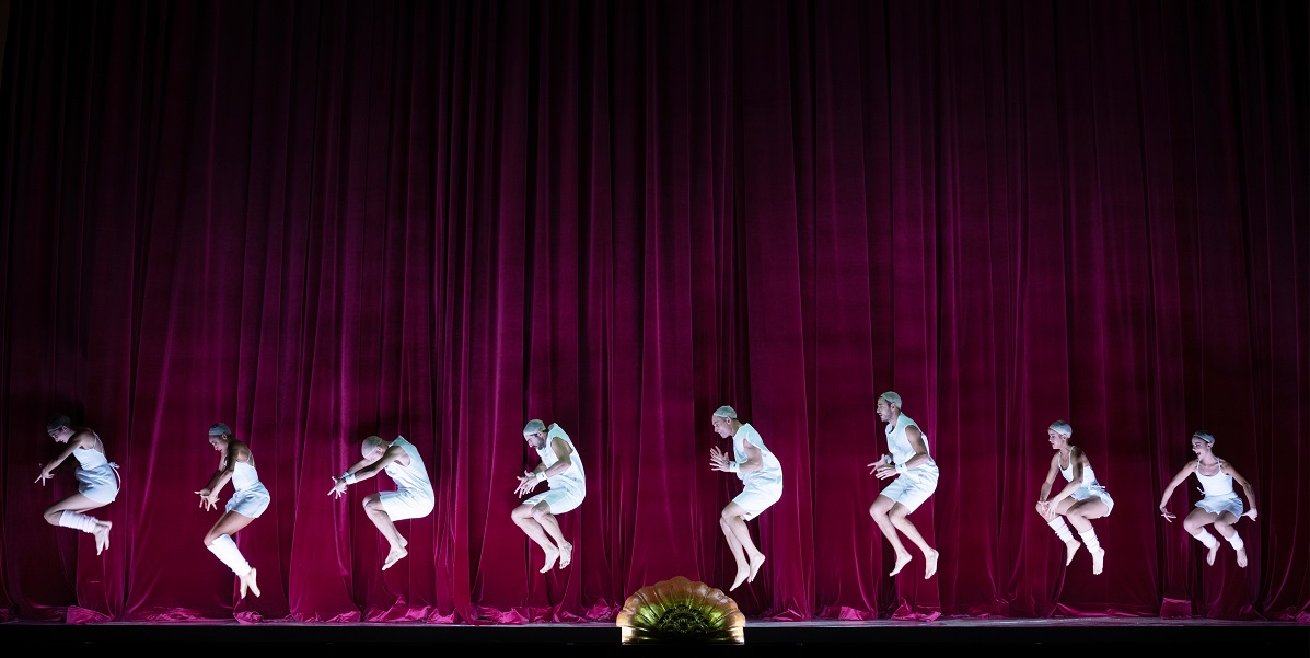 Scene from the "Barkouf" production by Max Hopp at the Zurich Opera House. (Photo: Monika Rittershaus)