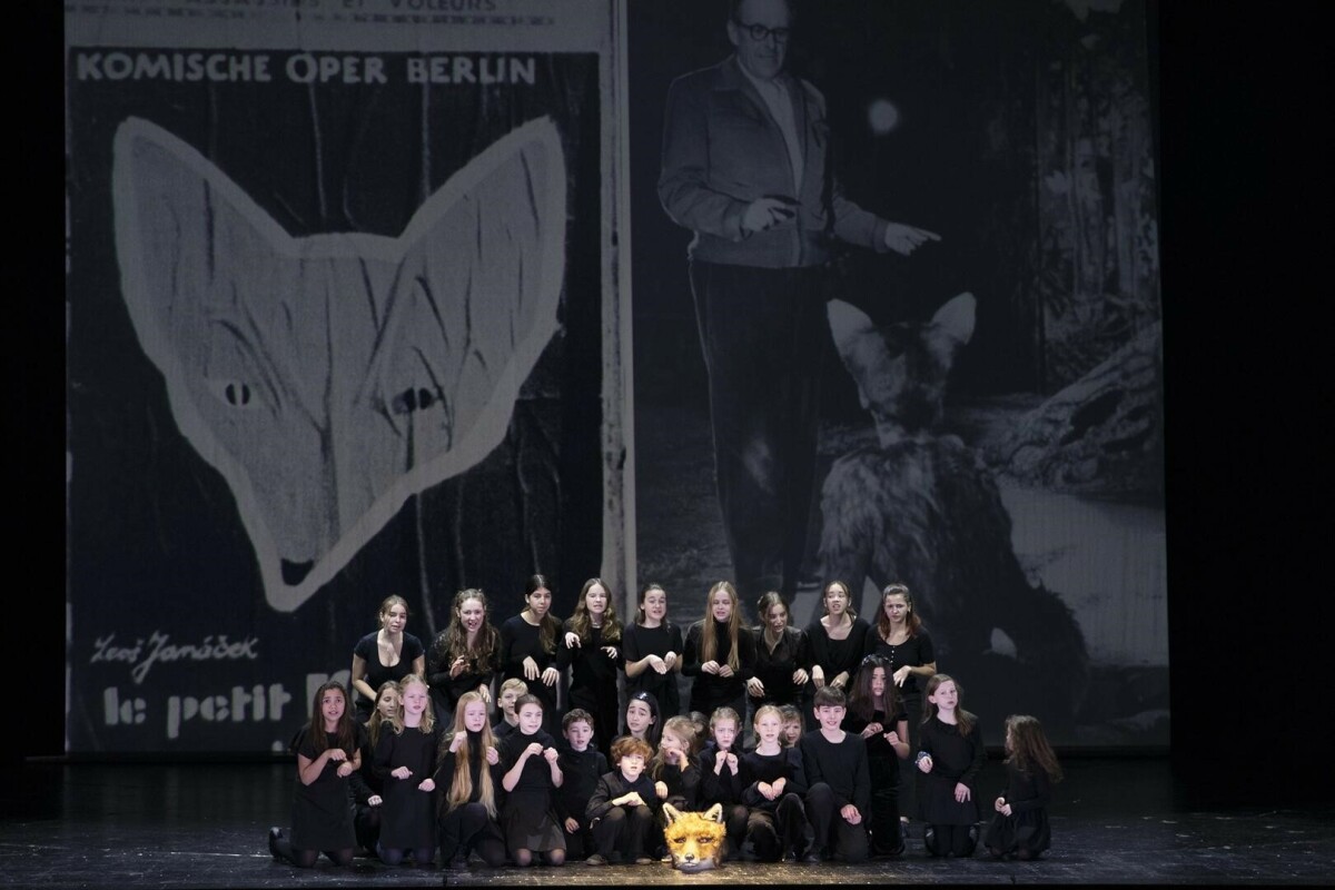A scene from the jubilee gala with images of "Schlaues Füchslein" in the background. (Photo: Babara Braun)