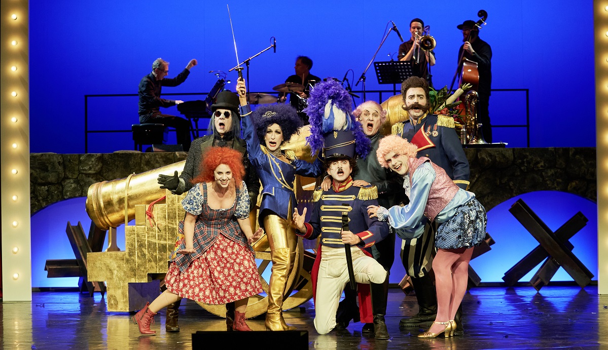 The cast and orchestra of "Die Großherzogin von Gerolstein" at Ernst Deutsch Theater. (Photo: Oliver Fantitsch)