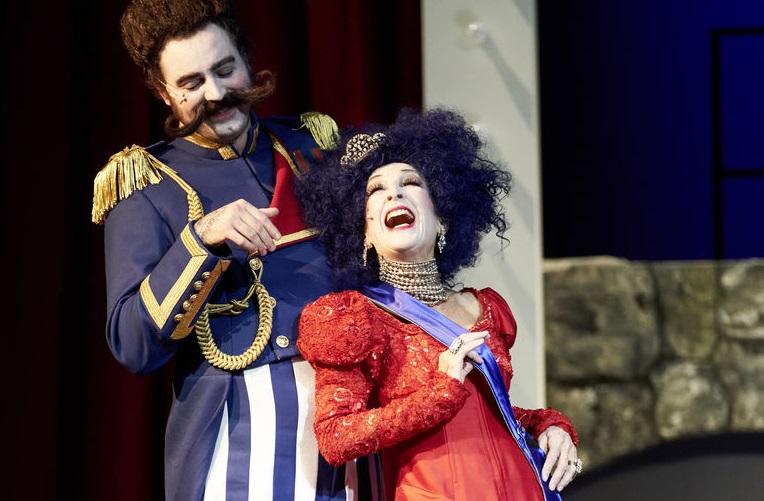 Daniel Schütter as General Bumm and Daniela Ziegler as the Großherzogin von Gerolstein at Ernst Deutsch Theater. (Photo: Oliver Fantitsch)