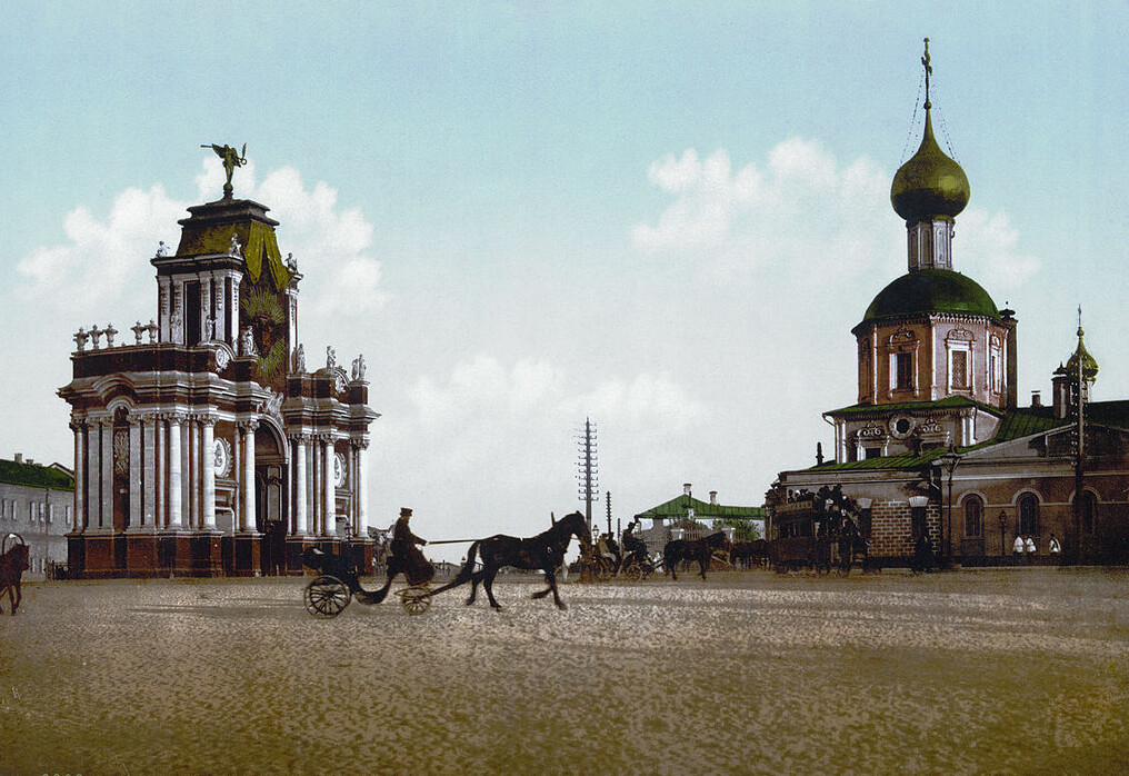 The Red Gates in Moscow as seen on a mid-19th-century postcard. (Photo: Library of Congress)