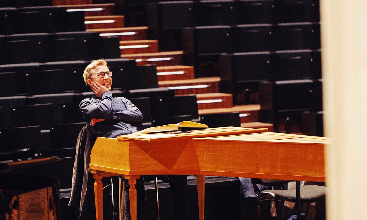 Conductor Patrick Hahn. (Photo: Alexander Maria Dhom / CC BY 4.0)
