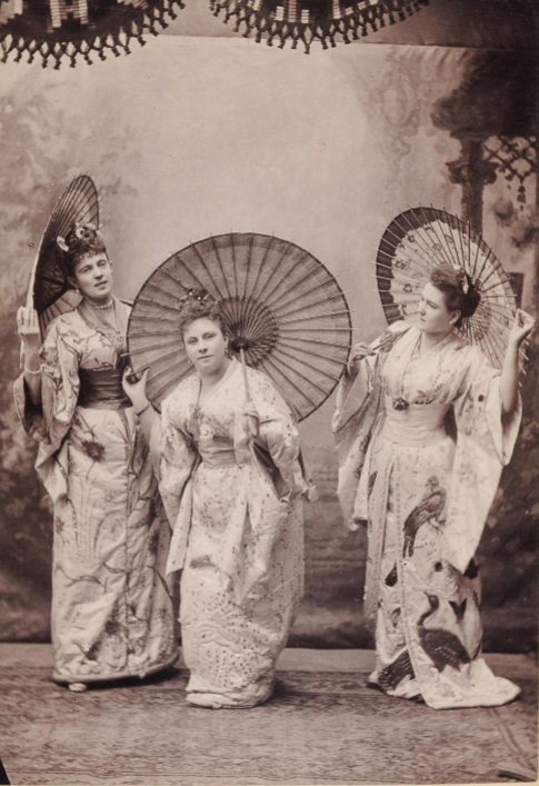 Rosa Streitmann (middle) as one of the three little maids in "Der Mikado" at Theater an der Wien, 1888. (Photo: Charles Scolik / Theatermuseum Wien)