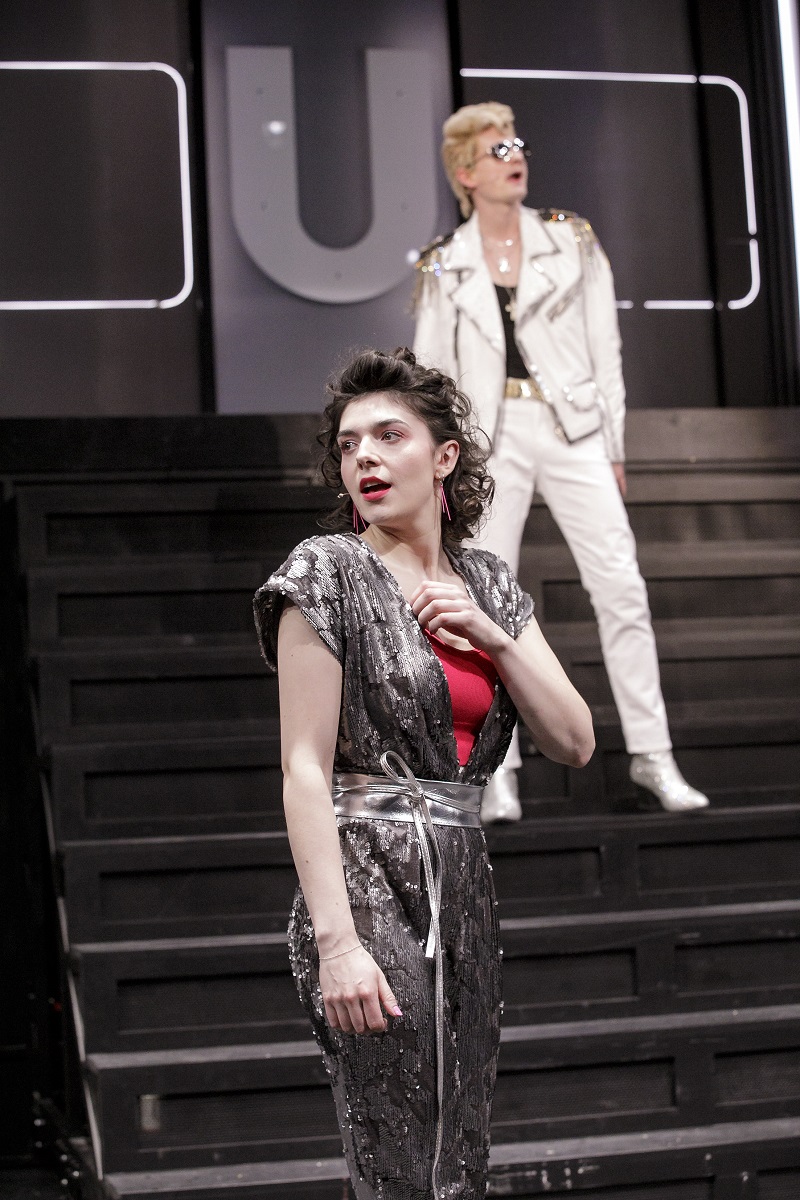 Helena Charlotte Sigal as Natalie with her dream lover in the finale of "Linie 1". (Photo: david baltzer/bildbuehne.de)