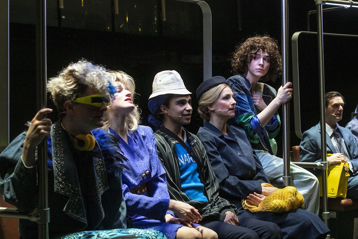 The ensemble riding the subway in "Linie 1". (Photo: david baltzer / bildbuehne.de)