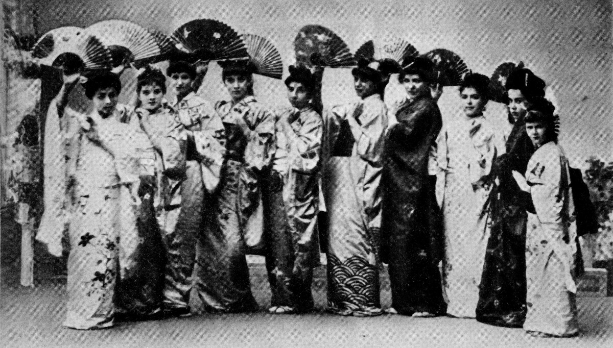 The female chorus for "The Mikado". (Photo: I. D’yagovchenko, Moscow)