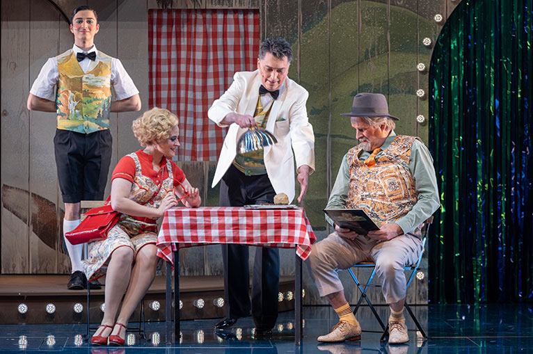 The Giesecke family being served by Leopold and Piccolo in "Im weißen Rössl" in Osnabrück. (Photo: Stephan Glagla / Theater Osnabrück)